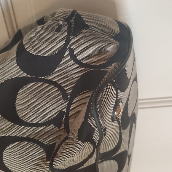 Coach Black And Gray Kisslock handbag. - Picture 4 of 12